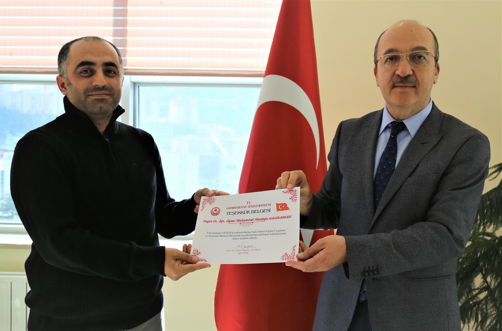 Eğitimlere katkıda bulunan akademisyenlere teşekkür belgesi 1