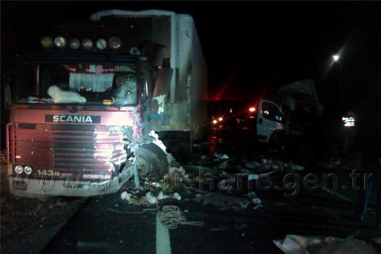 Gümüşhane'de Minibüsle Tır Çarpıştı: 1 Ölü 1