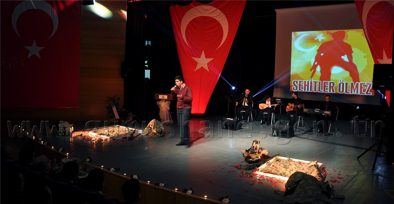 Gümüşhane'de öğrencilerden kahramanlığa dair şiir ve türkü dinletisi 9