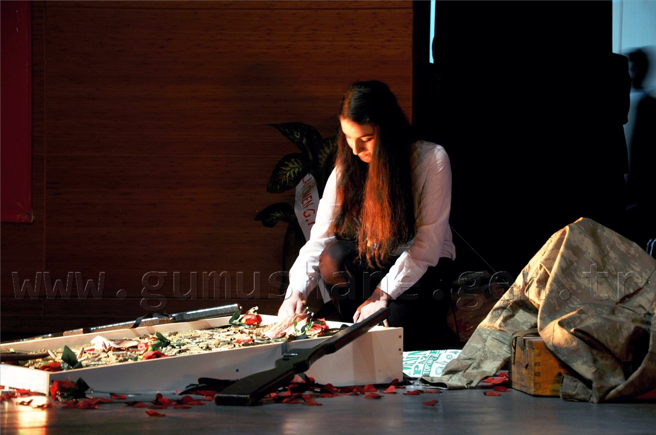 Gümüşhane'de öğrencilerden kahramanlığa dair şiir ve türkü dinletisi 12