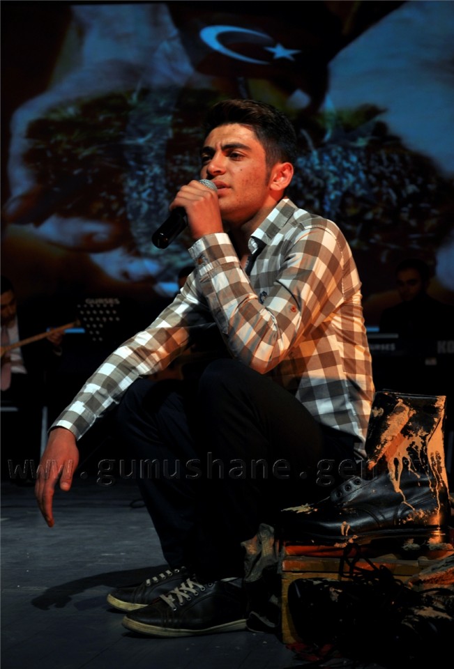 Gümüşhane'de öğrencilerden kahramanlığa dair şiir ve türkü dinletisi 13