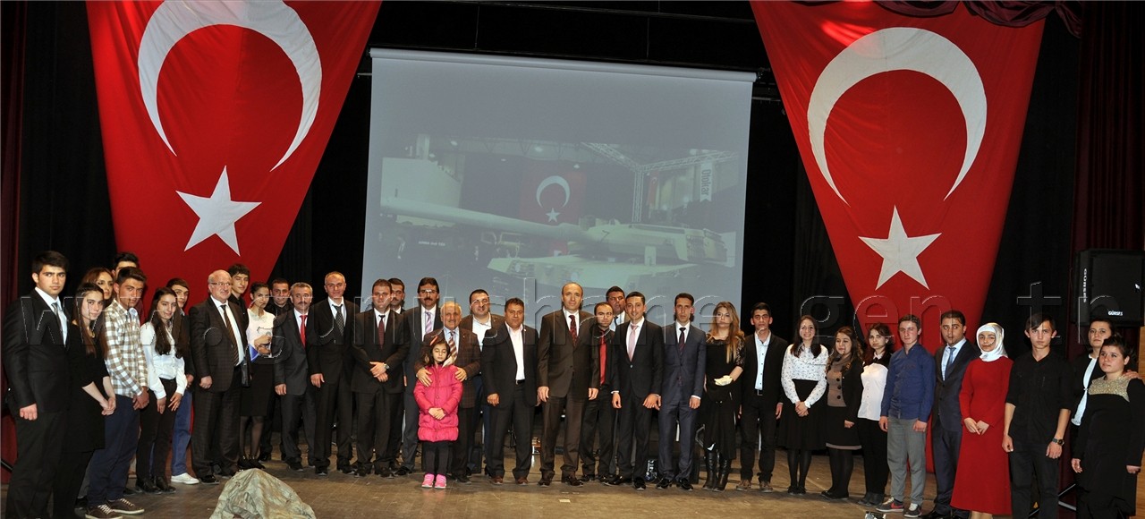 Gümüşhane'de öğrencilerden kahramanlığa dair şiir ve türkü dinletisi 16
