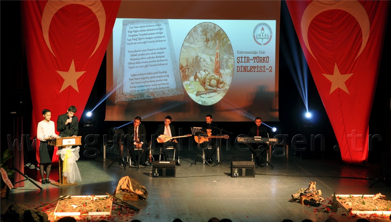 Gümüşhane'de öğrencilerden kahramanlığa dair şiir ve türkü dinletisi 7