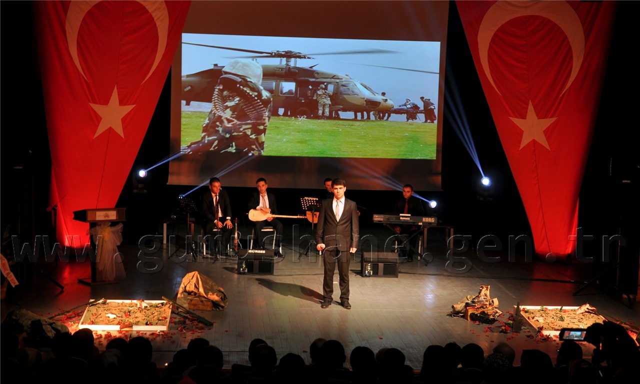 Gümüşhane'de öğrencilerden kahramanlığa dair şiir ve türkü dinletisi 8