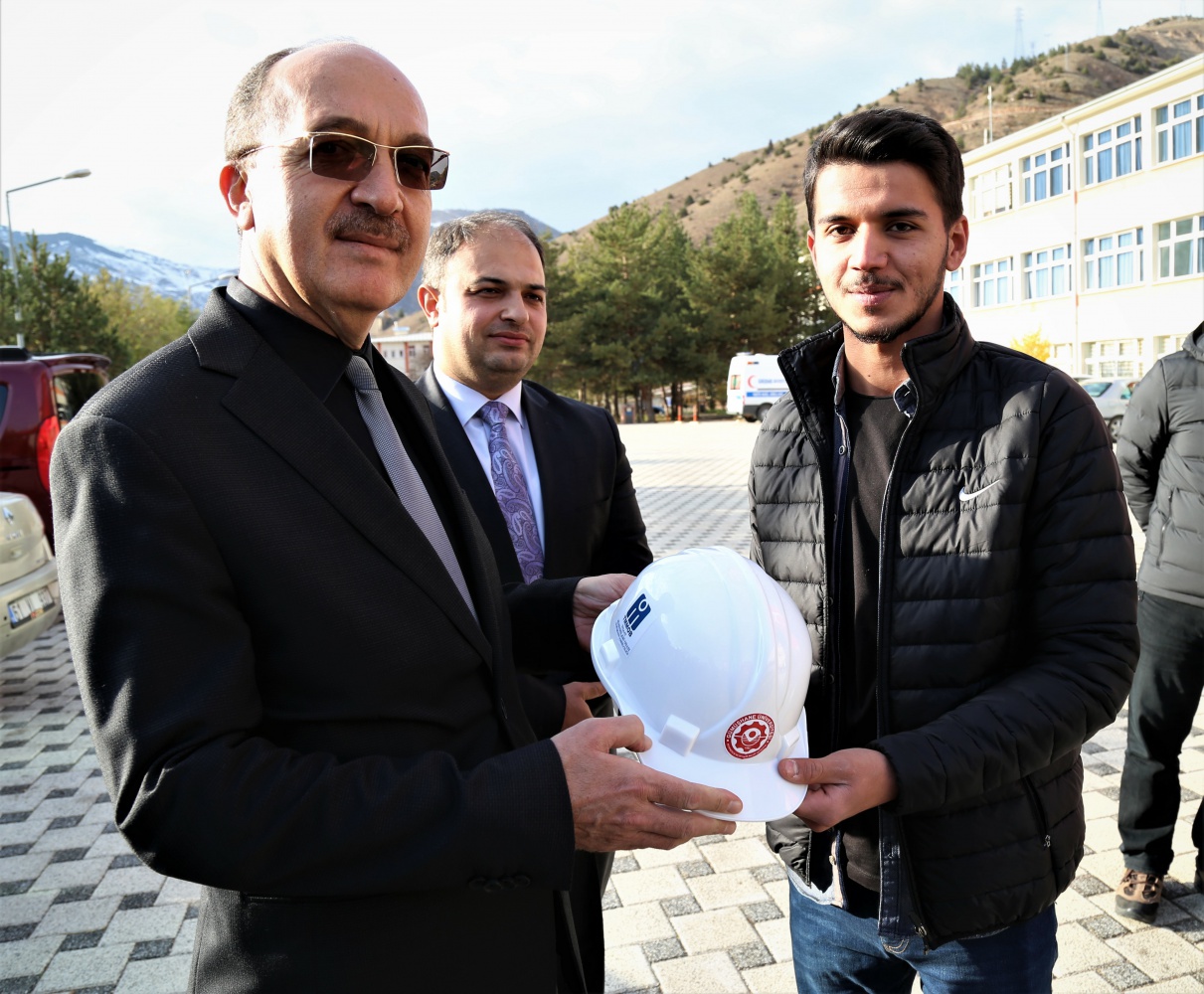 Genç mühendis adayları baret giydi 2