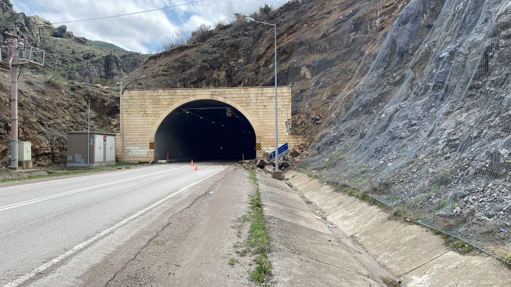 Hacıemin-3 tüneli çıkışında korkutan kaya düşmesi 3