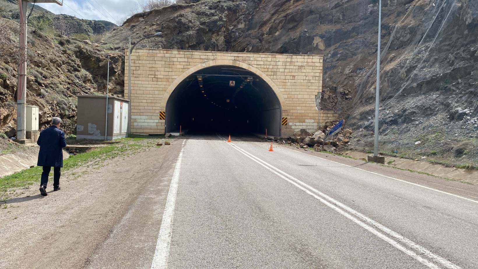 Hacıemin-3 tüneli çıkışında korkutan kaya düşmesi 2