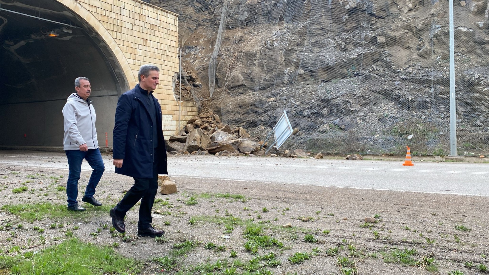 Hacıemin-3 tüneli çıkışında korkutan kaya düşmesi 7