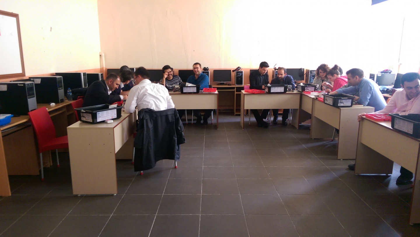 Öğretmenlere LEGO robot eğitimi verildi 5