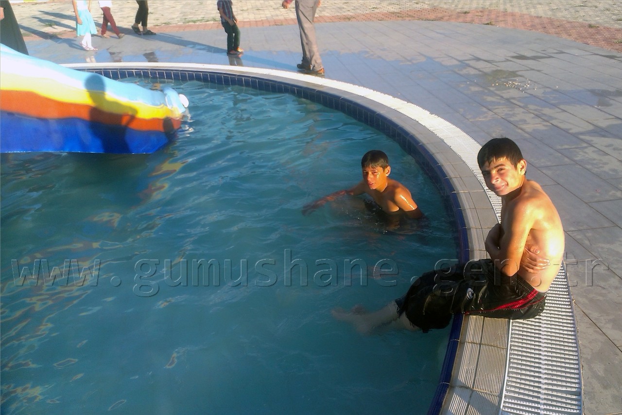 Kelkitli Çocuklar Sıcak Havada Aqua Parka Akın Etti 1