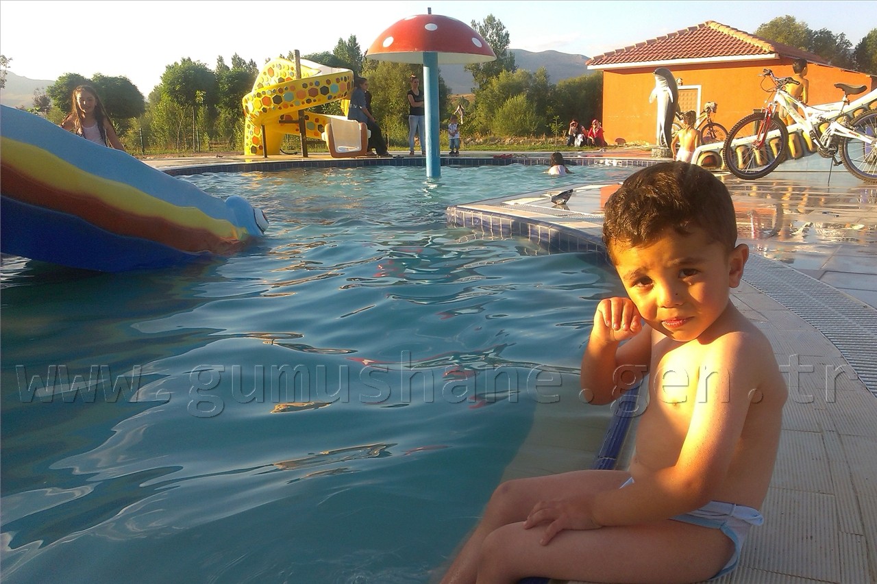 Kelkitli Çocuklar Sıcak Havada Aqua Parka Akın Etti 2