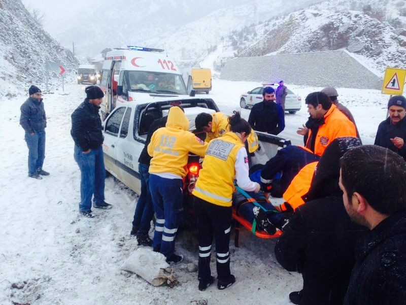 Buzlu Yolda Kayan Minibüs Harşit'e Yuvarlandı: 2 Yaralı 3