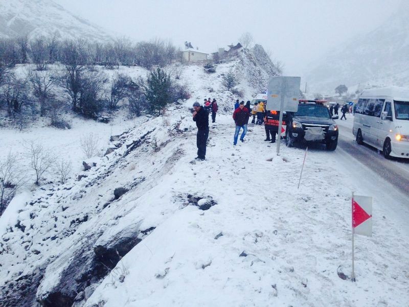 Buzlu Yolda Kayan Minibüs Harşit'e Yuvarlandı: 2 Yaralı 5