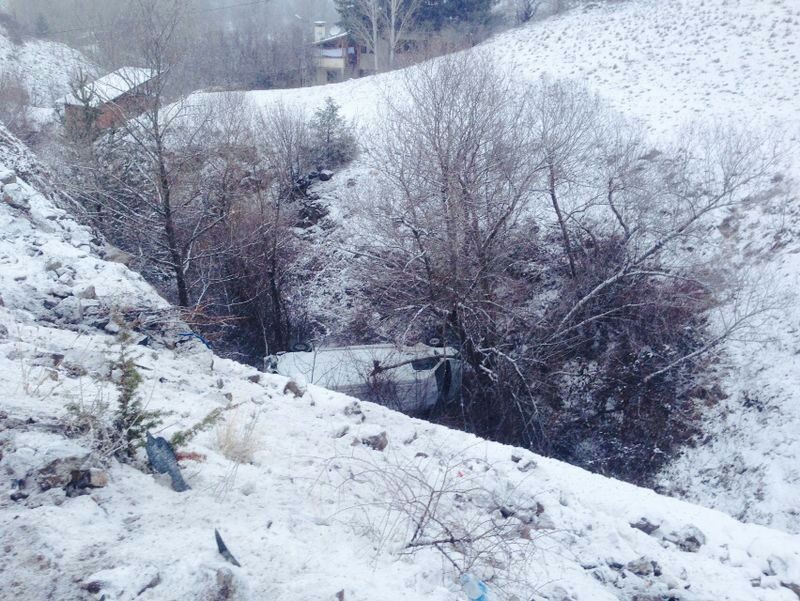 Buzlu Yolda Kayan Minibüs Harşit'e Yuvarlandı: 2 Yaralı 6