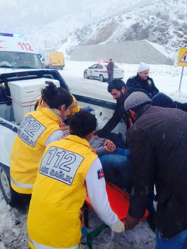 Buzlu Yolda Kayan Minibüs Harşit'e Yuvarlandı: 2 Yaralı 7