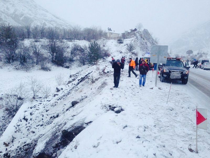 Buzlu Yolda Kayan Minibüs Harşit'e Yuvarlandı: 2 Yaralı 8