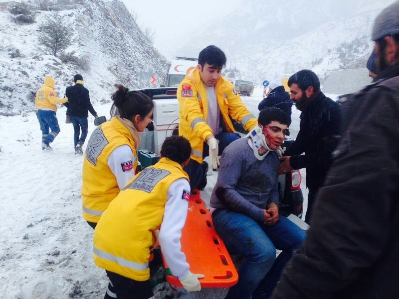 Buzlu Yolda Kayan Minibüs Harşit'e Yuvarlandı: 2 Yaralı 9