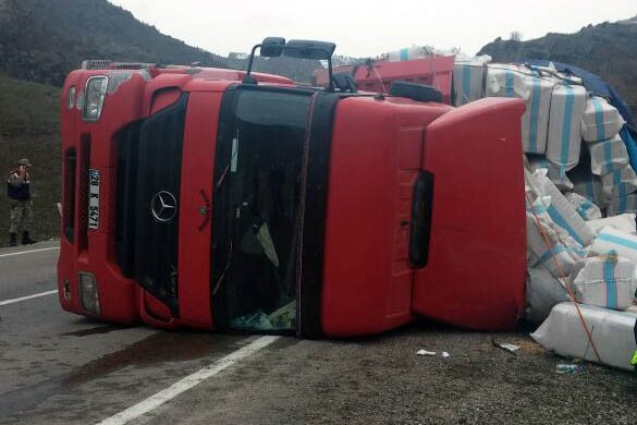 Saman yüklü tır yan yattı: 2 yaralı 1