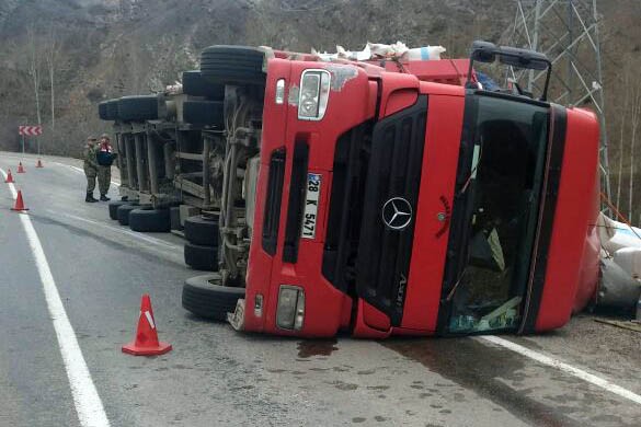 Saman yüklü tır yan yattı: 2 yaralı 2