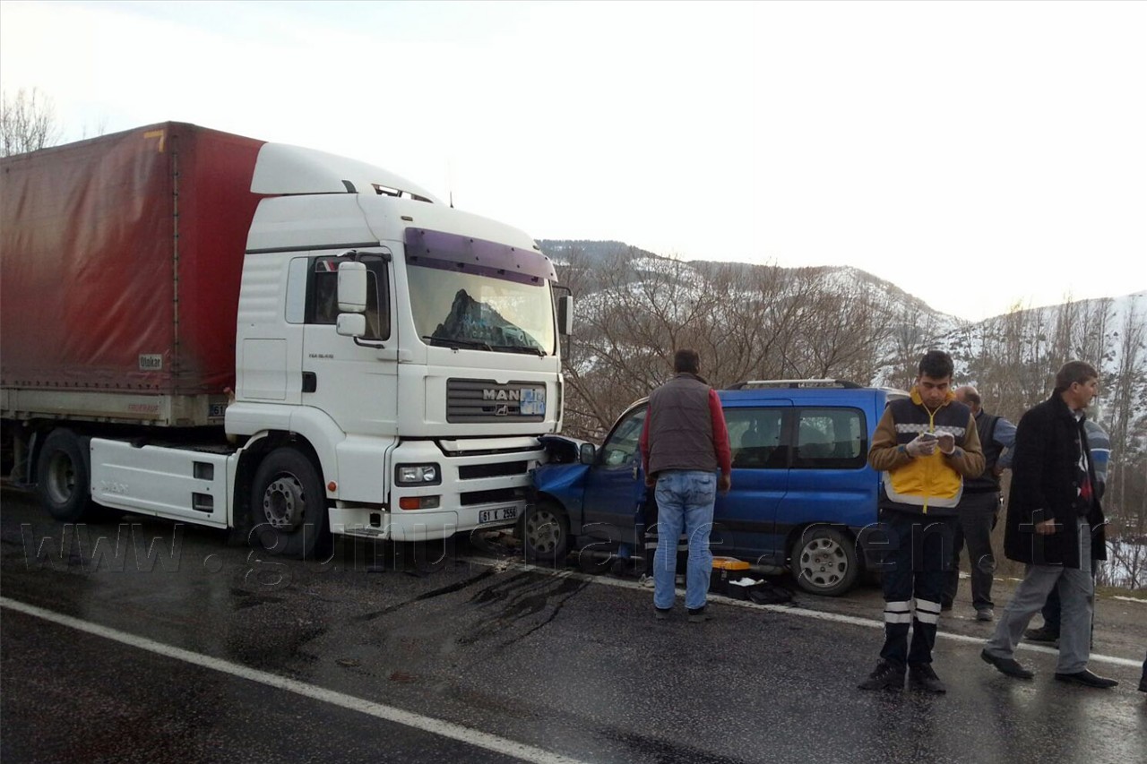 Pirahmet kavşağında kaza: 3 yaralı 2