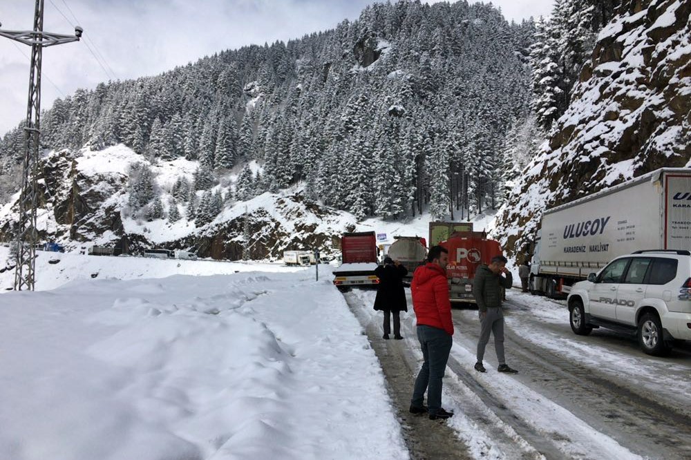 Zigana dağında ulaşıma kar engeli 4