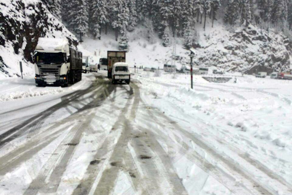 Zigana dağında ulaşıma kar engeli 5