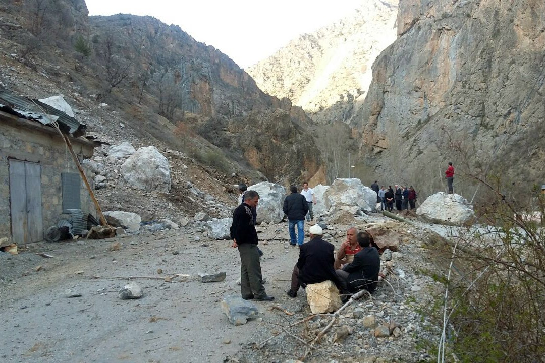 İkisu-Yağlıdere-Olucak grup yolunda heyelan 25