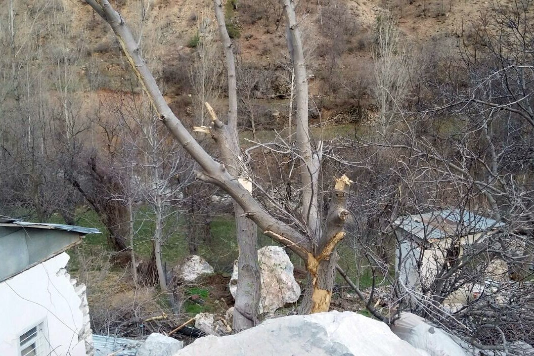 İkisu-Yağlıdere-Olucak grup yolunda heyelan 26