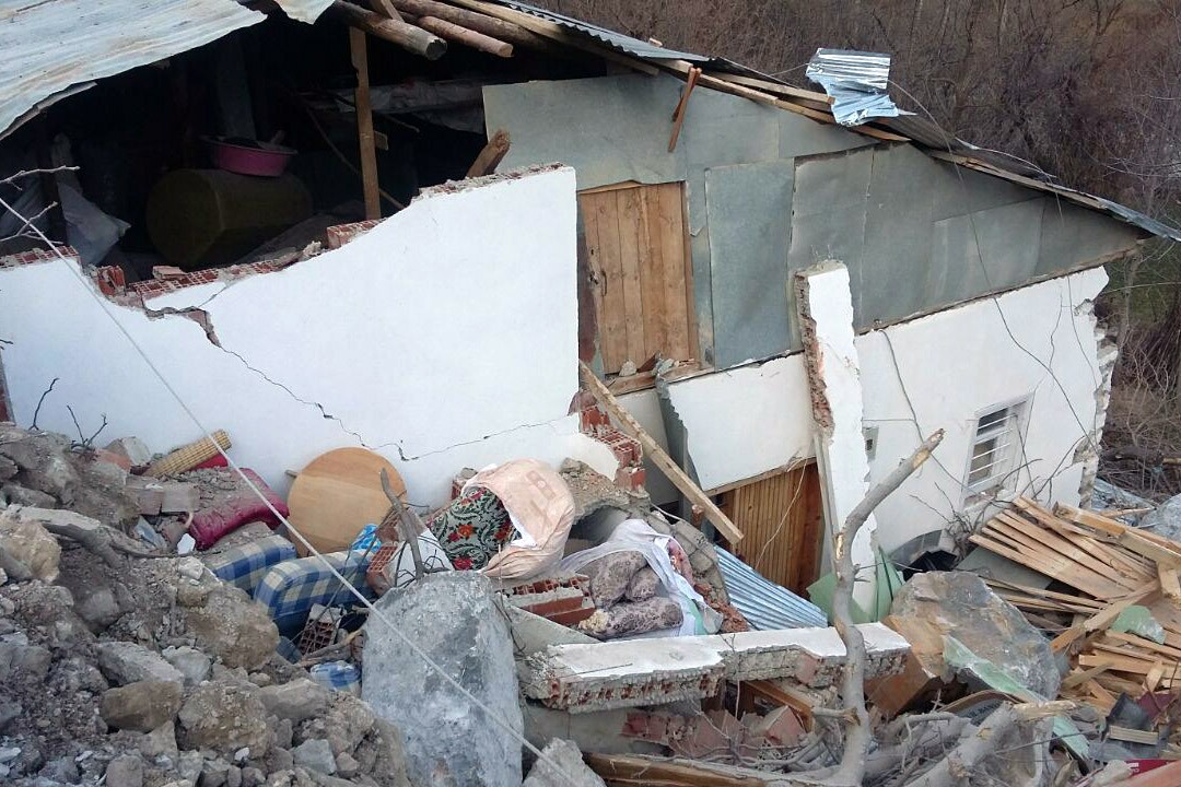 İkisu-Yağlıdere-Olucak grup yolunda heyelan 27