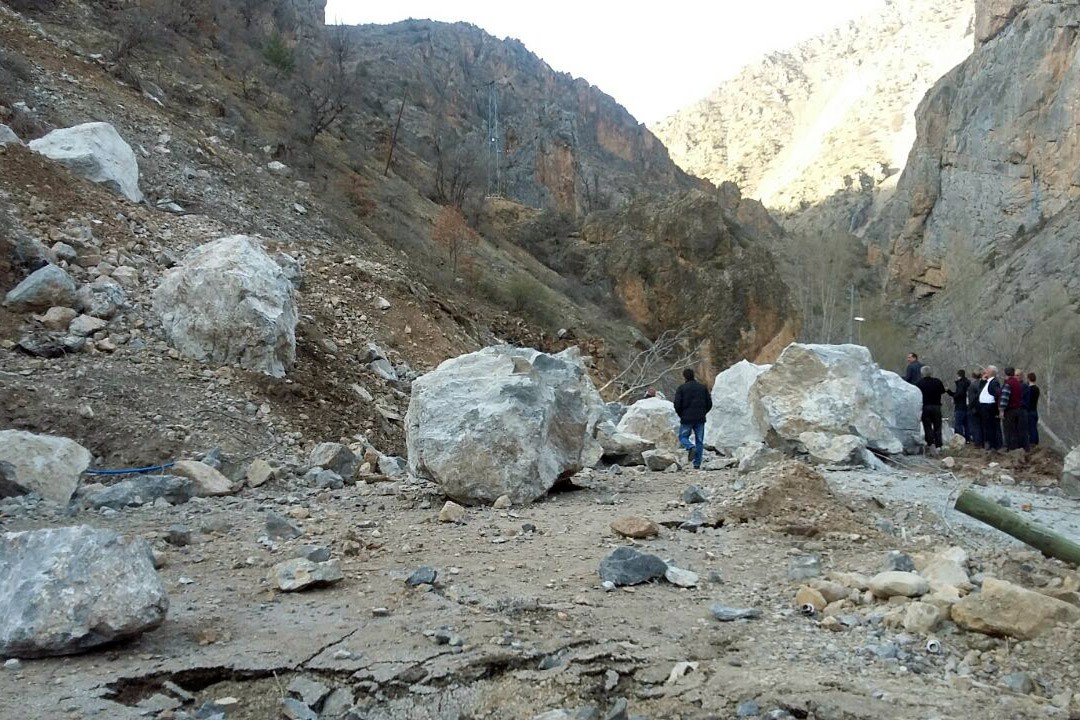 İkisu-Yağlıdere-Olucak grup yolunda heyelan 29