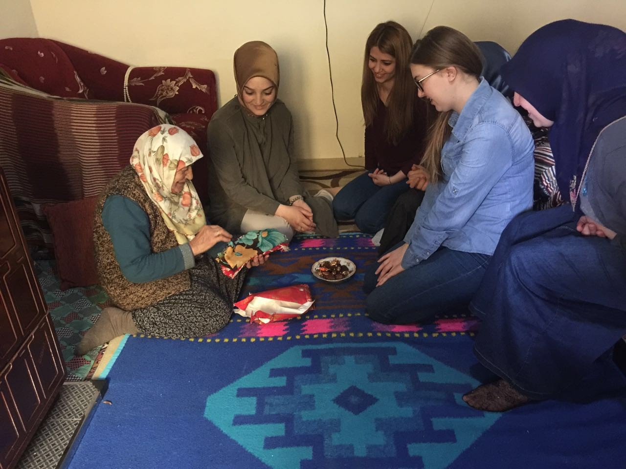 KYK öğrencilerinden kimsesiz yaşlılara ziyaret 1