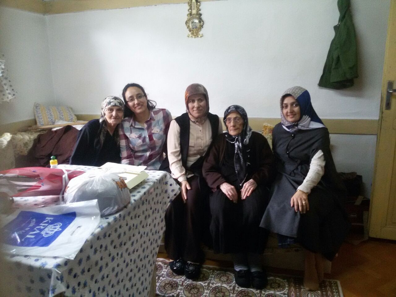 KYK öğrencilerinden kimsesiz yaşlılara ziyaret 3