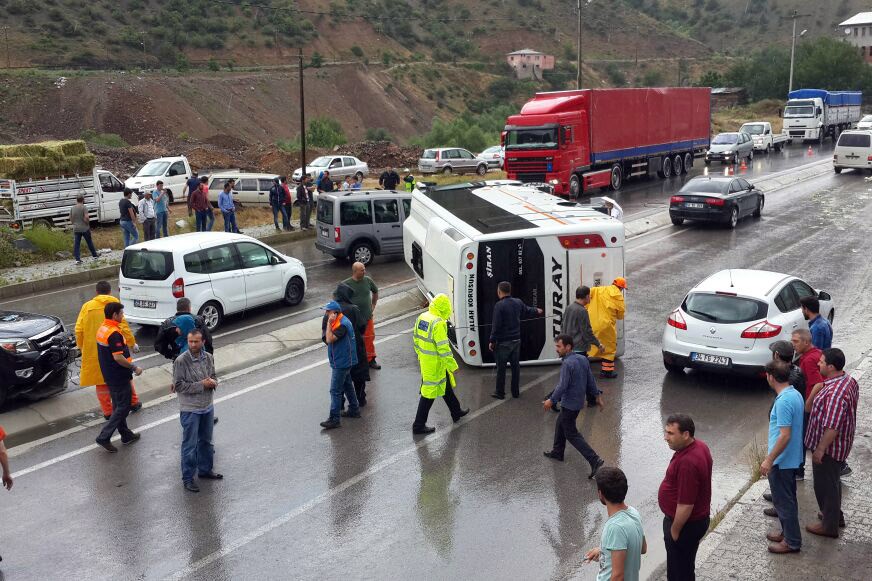 Torul'da trafik kazası: 13 yaralı 8