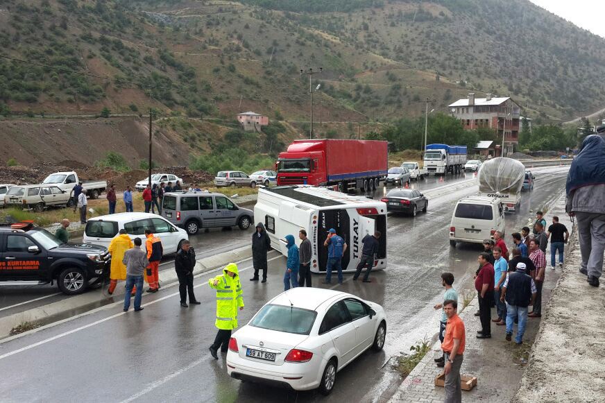 Torul'da trafik kazası: 13 yaralı 9
