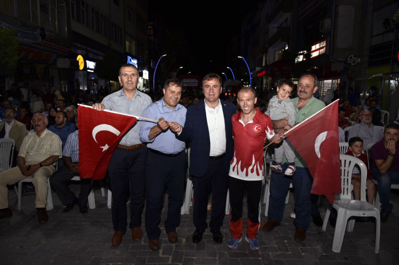 Tombul ve Muslu Demokrasi Nöbeti’ne katıldı 6