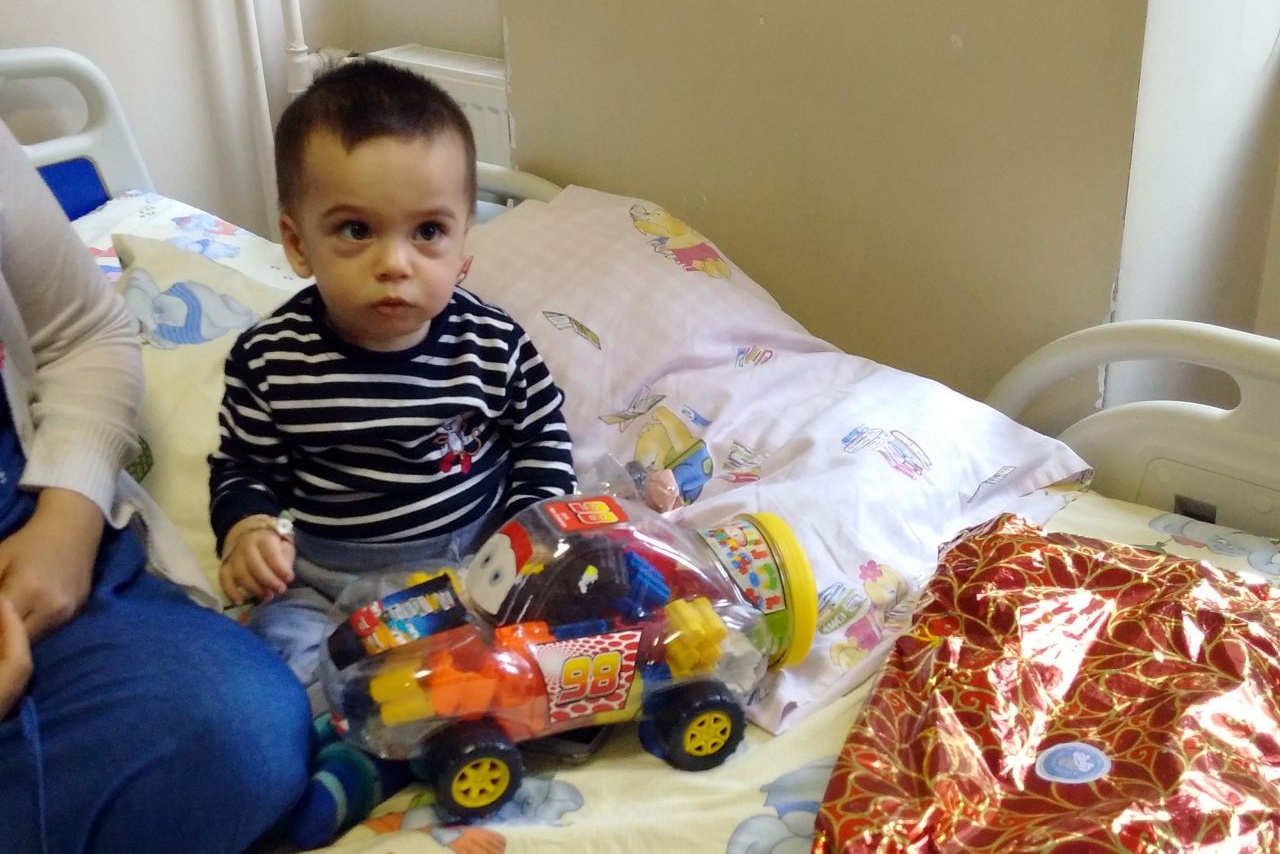 Ablalarından minik yüreklere hediyeler 3