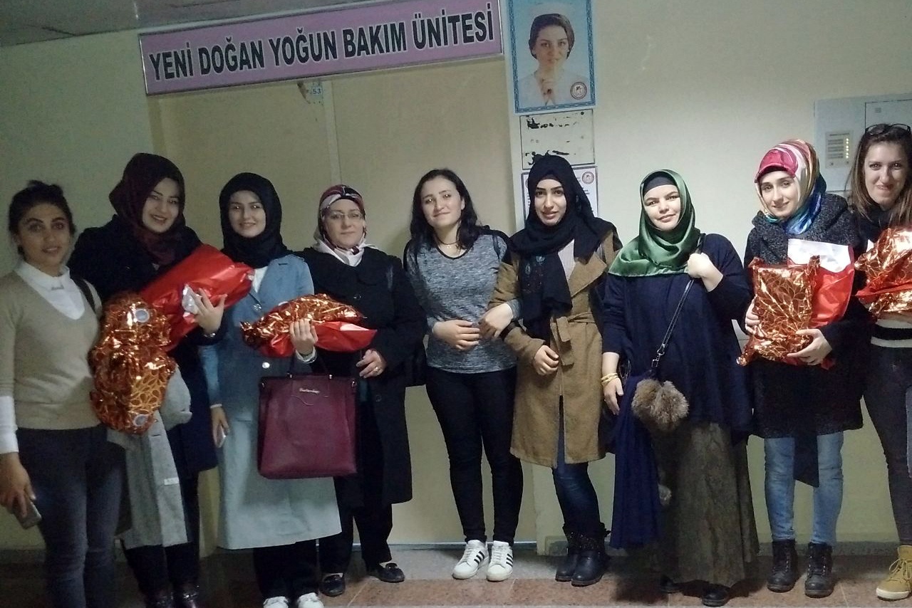 Ablalarından minik yüreklere hediyeler 5