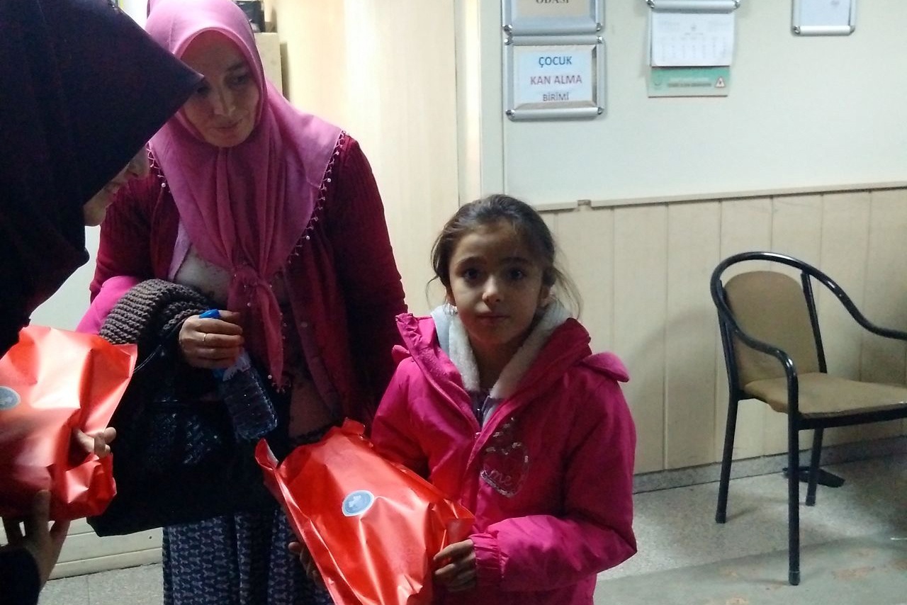 Ablalarından minik yüreklere hediyeler 4