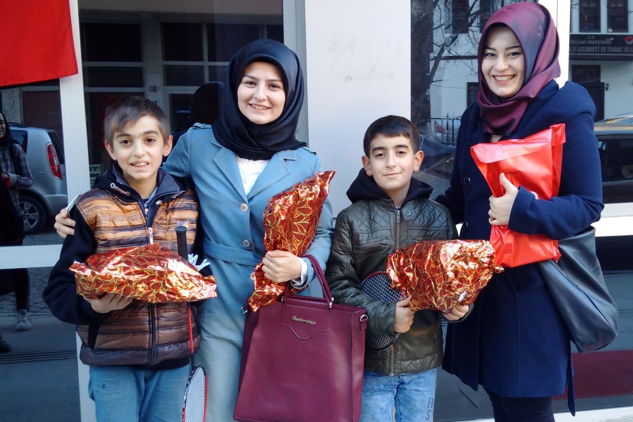 Ablalarından minik yüreklere hediyeler 6