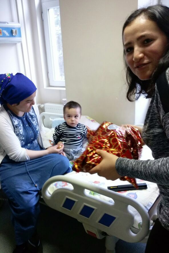 Ablalarından minik yüreklere hediyeler 1