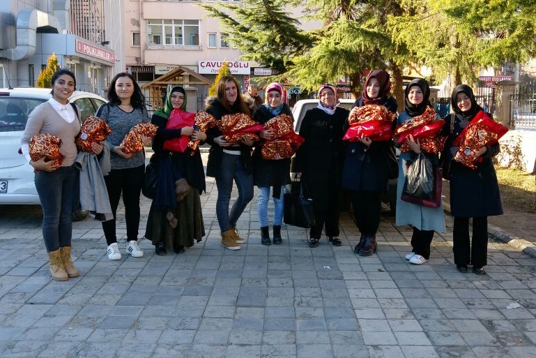 Ablalarından minik yüreklere hediyeler 14