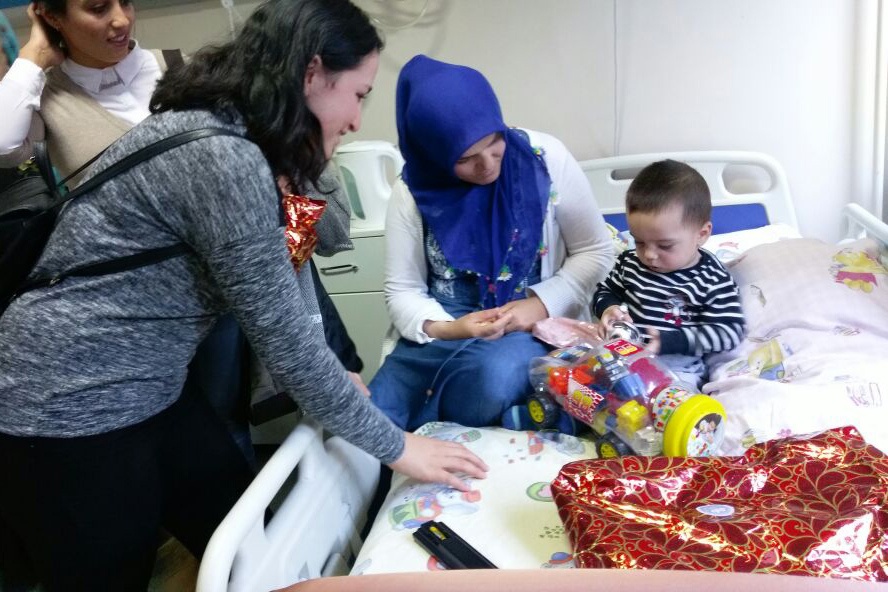 Ablalarından minik yüreklere hediyeler 9