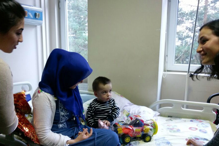 Ablalarından minik yüreklere hediyeler 8