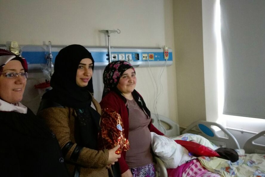 Ablalarından minik yüreklere hediyeler 7