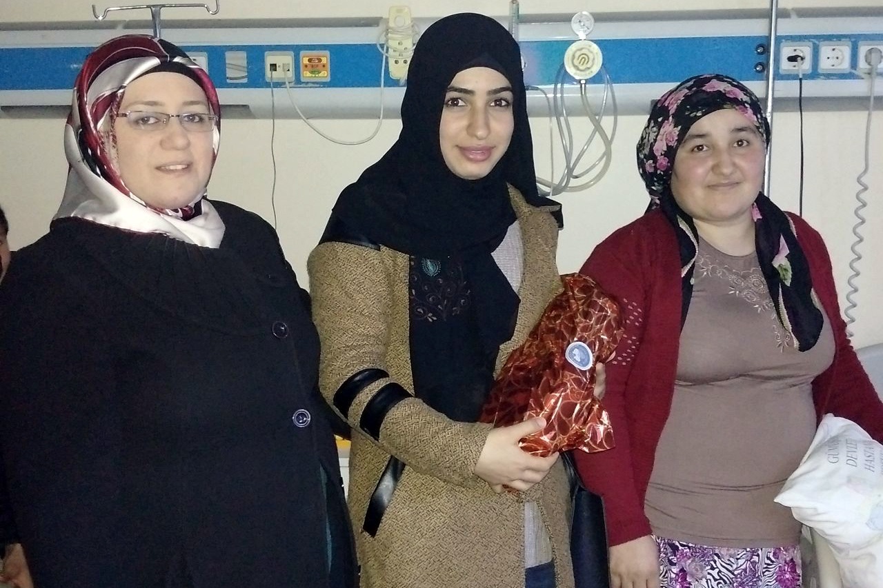 Ablalarından minik yüreklere hediyeler 11