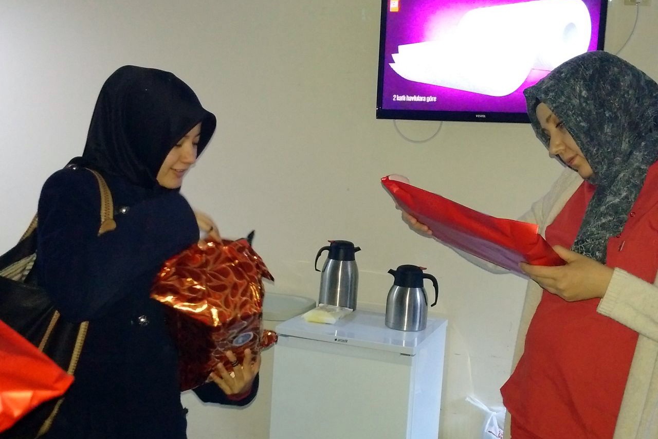 Ablalarından minik yüreklere hediyeler 10