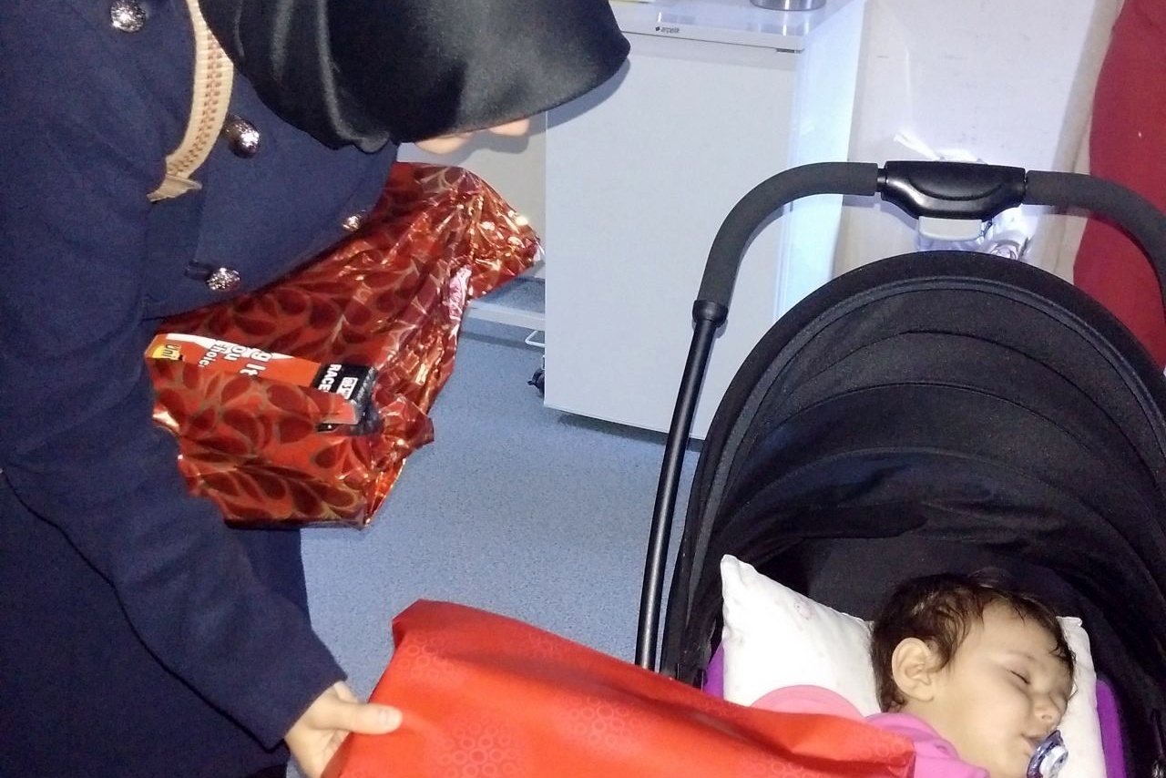 Ablalarından minik yüreklere hediyeler 15