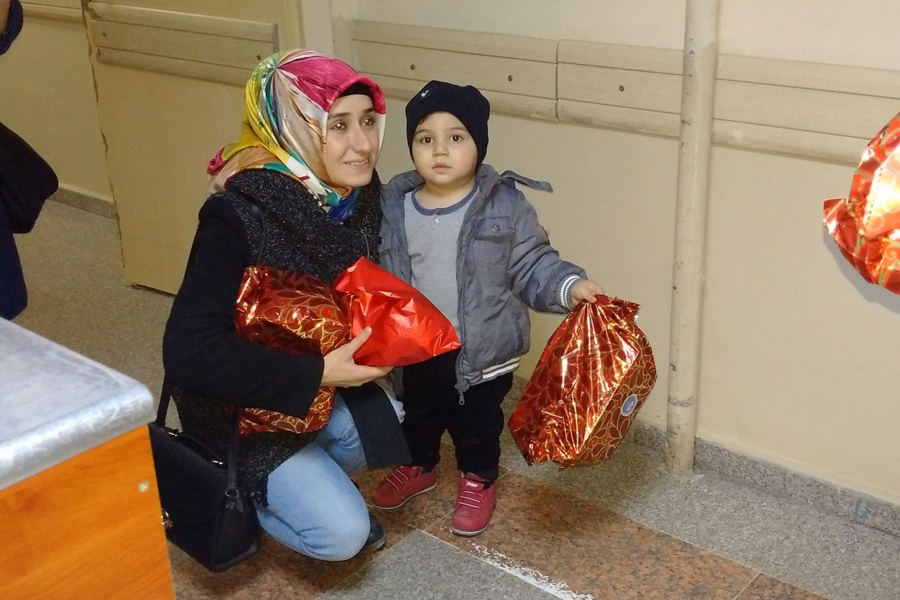 Ablalarından minik yüreklere hediyeler 13