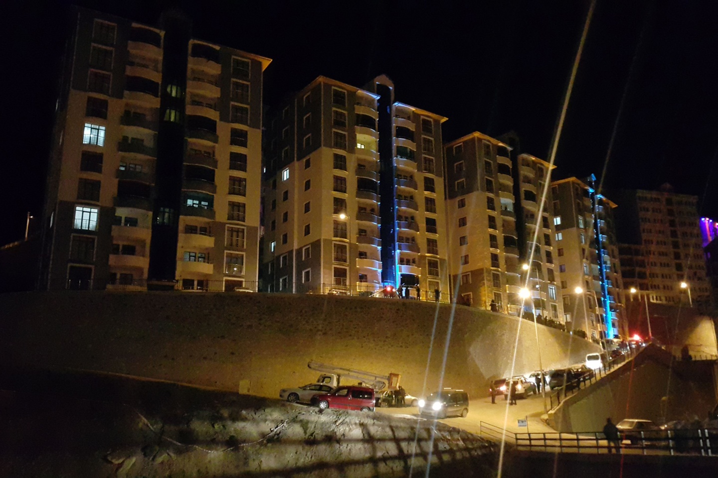 Gümüşhane’de istinat duvarı binaların üzerine yıkıldı 13