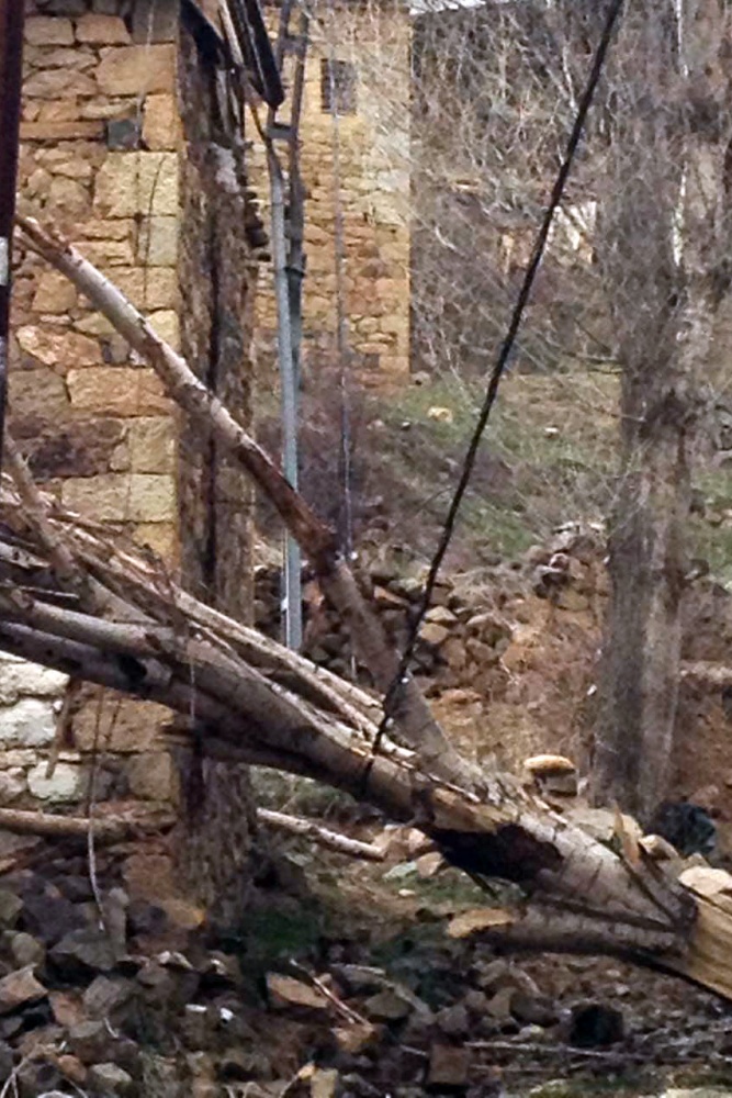 Gümüşhane’de rüzgar elektrik direklerini kağıt gibi ezdi 3